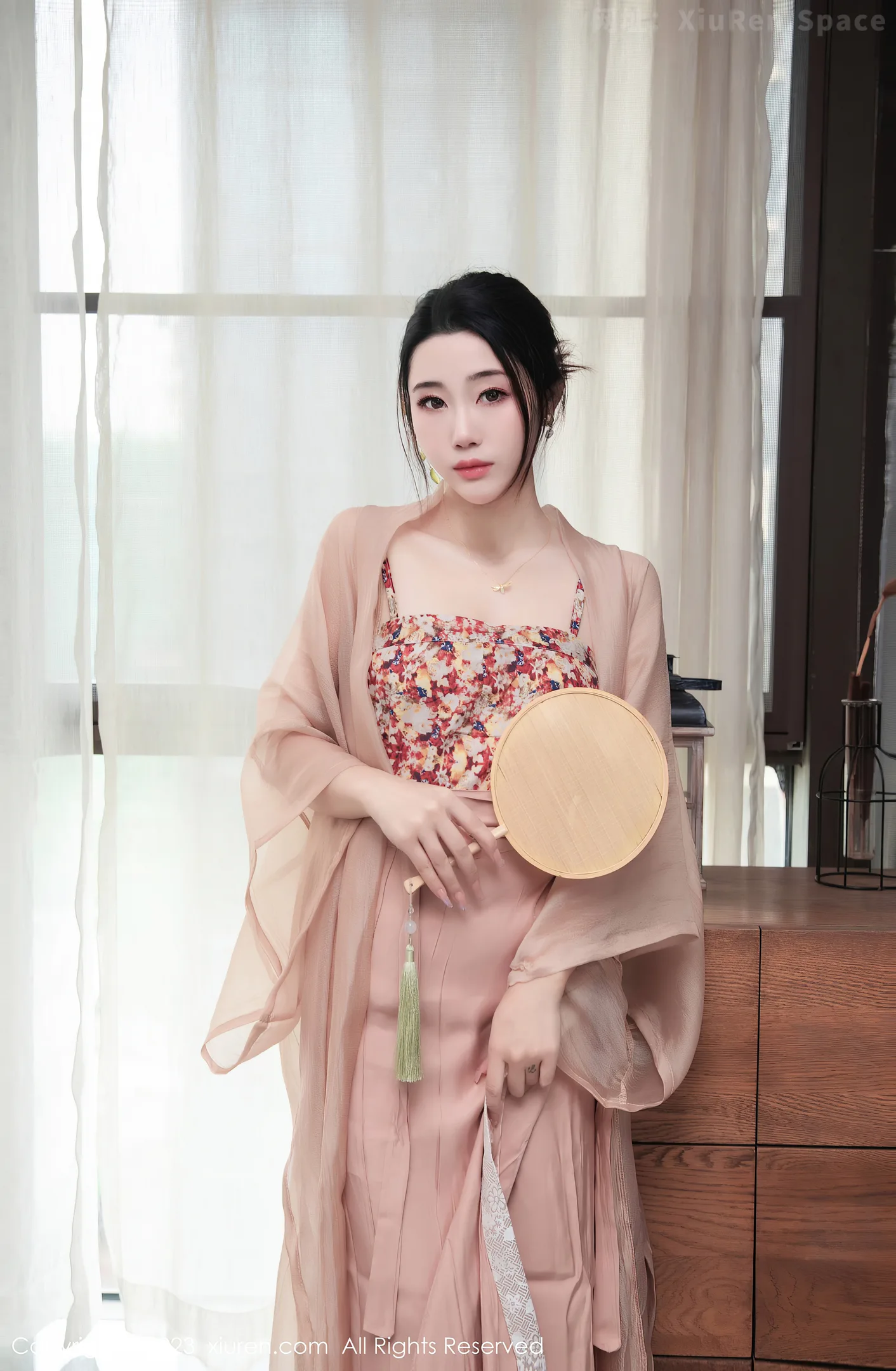 图片[4]-[XiuRen秀人网]2023.03.23 VOL.6457 严利娅Yuliya 粉色透视古装汉服与长裙加肉丝美腿性感私房写真集-秀人网官方网站